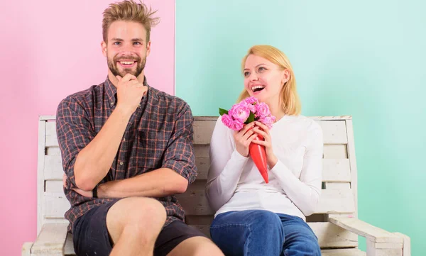 Gentleman alltid sätta blommor datum. Bukett favorit blommor som romantisk gåva. Par i kärlek romantisk datum. Man ger bukett blommor till flickvän, turkos bakgrund. Trevlig överraskning för dam — Stockfoto