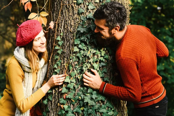 Kız ve sakallı adam ya da bir tarih mutlu severler. Kalma ve sonbahar seviyorum. Erkek ve kadın ile mutlu yüzler — Stok fotoğraf