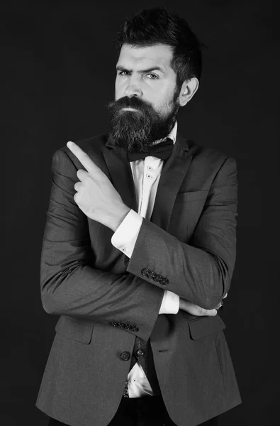 Conceito de negócios e estilo vintage. Gerente ou alto-falante com barba elegante e bigode . — Fotografia de Stock