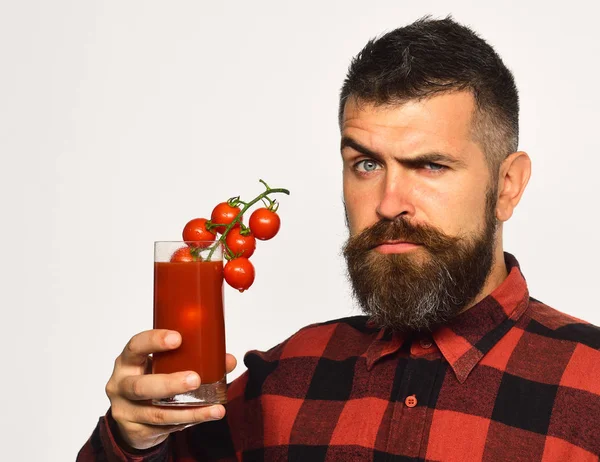 自家製収穫を持つ男。兼業農家困惑している顔がトマトの新鮮なジュースを提供しています — ストック写真
