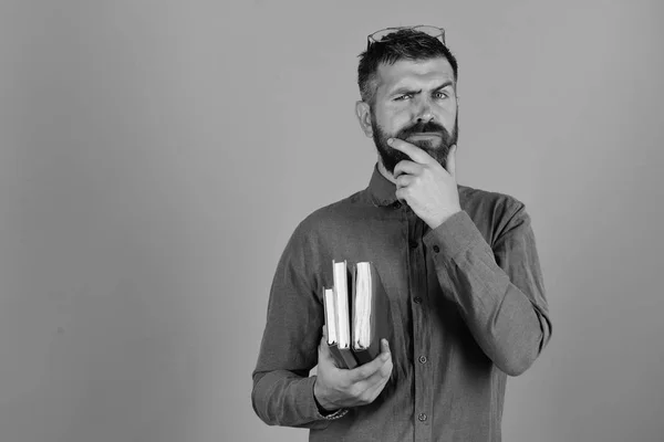 Concepto de conocimiento y programación. Hombre con barba y libros. Cuadernos en color azul — Foto de Stock