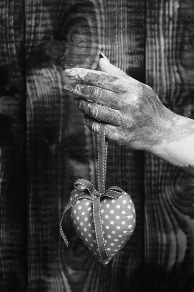 Θηλυκό χέρι που κρατά την καρδιά του Αγίου Βαλεντίνου — Φωτογραφία Αρχείου