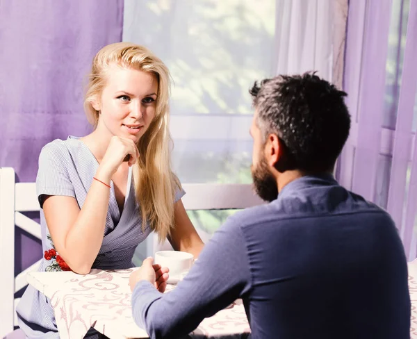 Par i kärlek håller koppar kaffe vid bordet. Kvinna och flörtig ansikte och man har en affär. — Stockfoto