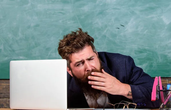 Lärare mer stressade på jobbet än vanliga människor. Livet av lärare full av stress. Hög nivå trötthet. Ansträngande arbete i skolan orsakar trötthet. Pedagog bearded man gäspningar ansikte trött på jobbet — Stockfoto