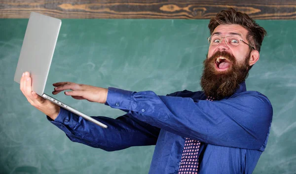 Sikeres vizsga. Tanár boldog ember szakállas modern laptop teszt online Palatábla háttér telt el. Csípő tanár szemüvegek hold laptop telt távolság tudás ellenőrzése. Hágó a teszt online — Stock Fotó