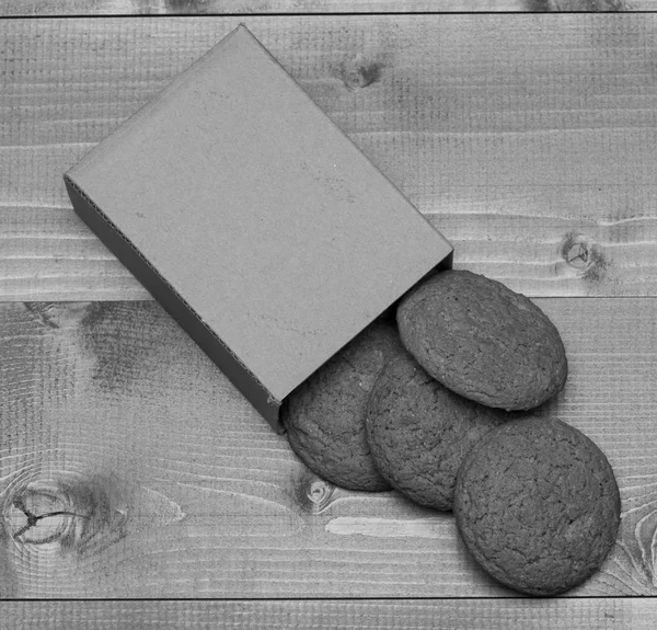 Süße Backwaren und leckere Snacks. Haferflockenkekse als leckeres Gebäck in Kartonschachtel auf grauem Holzgrund. hausgemachtes Dessertkonzept. — Stockfoto