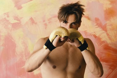 Karışık dövüş sanatları kavramı. Adam ciddi bir yüz ile