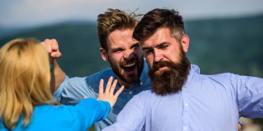 Adam agresif aşık onun kız arkadaşı saldırıları. Adam kız arkadaşı onu sakallı maço ile hile buldum. Erkek kıskanç tam ve saldırganlık dayak, sevgilisi ile mücadele. Kıskanç ve şiddet kavramı