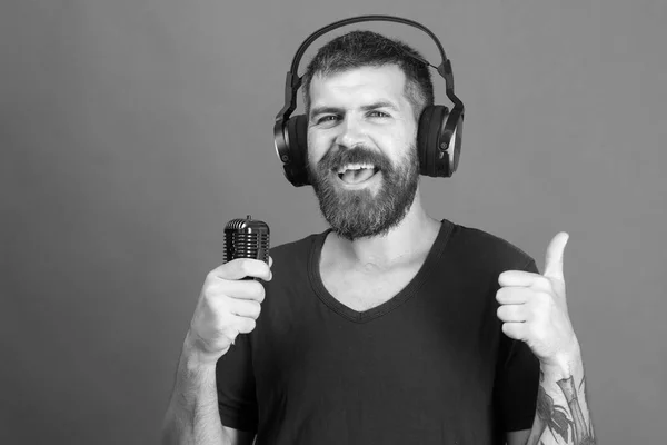 Piosenkarka z brodą i twarz uśmiechający się słucha muzyki. Przyjemność, muzyka i koncepcja twórczy styl życia. DJ z brodą — Zdjęcie stockowe