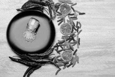 lezzetli renkli makarna çeşitleri, baharat kavanozuna seramik plaka, chili biber, portakal, sarımsak, anasonu Grey üzerinde arka plan, kopya alanı dokulu..