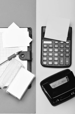 İş ve iş kavramı. Açık defter ile boş sayfaları ve office araçları