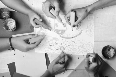 Eller renkli işaretleri tutun ve çocuklar illüstrasyon, üstten görünüm çizin. İşaretleri erkek ve kadın elinde beyaz kağıt üzerine çizmek