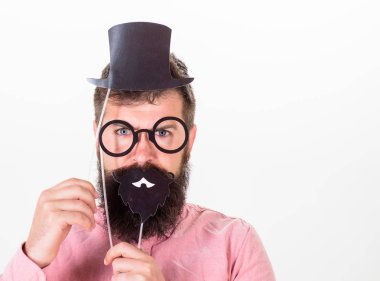 Elbise nasıl insanlar görüyorum etkiler. Adam hipster tutun karton silindir şapka ve gözlük daha akıllı beyaz arka plan bakmak için sakallı. Garantili Yolları zeki görünür. Hileci daha akıllı görünüyor. Başarı için elbise