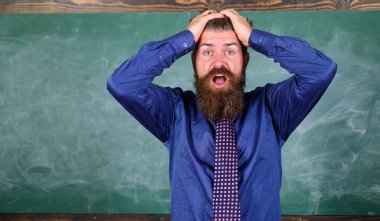 Davranış ve tavırları dikkat. Öğretmen ahlak ipuçları modern eğitim profesyonel. Öğretmen profesyonel olmayan davranır. Sakallı adam öğretmen veya eğitimci tutun kafa kara tahta arka plan