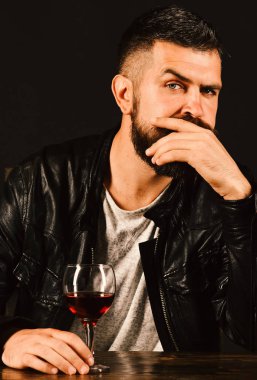 Melul'un düşünceli yüzü ile bardağı tarafından oturur. Sakallı adam şarap kahverengi zemin üzerinde tutar..