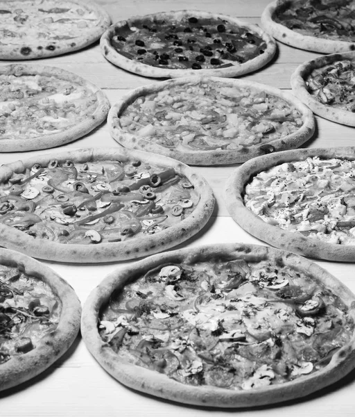 Pizza italiana e conceito de pizzaria. Círculos de pizza com carne, cogumelos, tomate e queijo — Fotografia de Stock