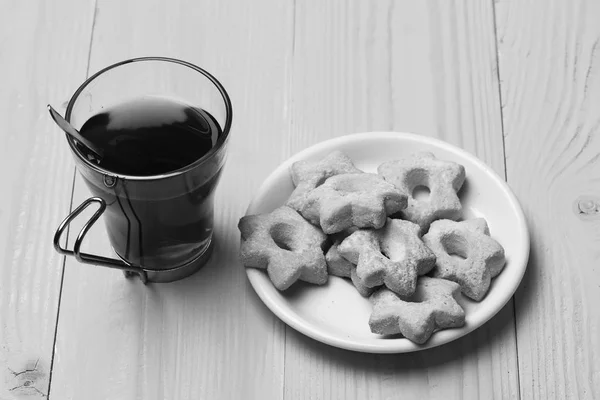 Bebidas calientes y concepto de pastelería. Composición de taza y diminuto gateau para la hora del té . — Foto de Stock