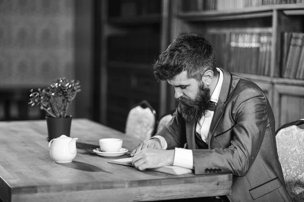 Mature man with thoughtful face and long beard. Literature, study, work, research, education concept. — Stock Photo, Image