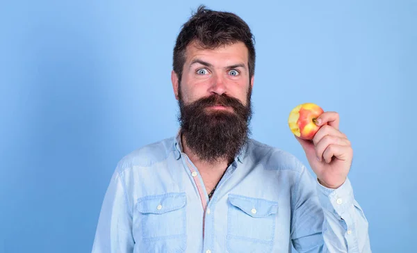 Me encantan las manzanas Hombre guapo hipster con barba larga comiendo manzana. Mordeduras hambrientas Hipster disfrutar de la manzana madura. Alimentación dieta del hombre come frutas. Concepto de nutrición saludable. Snack saludable de frutas siempre buena idea — Foto de Stock