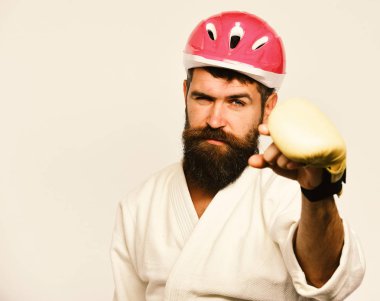 Savaş usta savaşmaya hazır hale getirilir. Dövüş sanatları kavramı. Kimono ve pembe kask beyaz sakallı