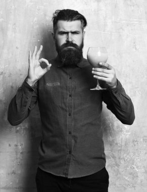 Alkollü taze kokteyl doku arka plan üzerinde tutarak. Acımasız hipster tropikal alkollü taze kokteyl holding