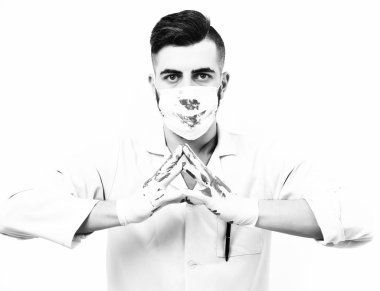 Lateks eldiven ve beyaz arka plan üzerinde izole emin görme ile ameliyat maskesi doktor. Cerrah elleri kan içinde. Sakallı Tıbbi üniforma ve cerrahi maske