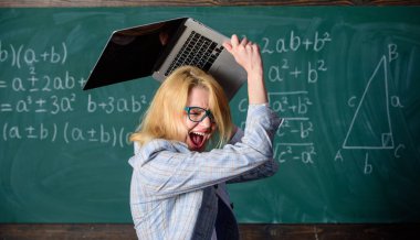 Sinir sistemi overstrain. Öğretmen kadın laptop kendini yukarıda yok etmek için hazır yükselterek. Sakin ve ruhsal sağlık tutmak için sürekli ilaç ihtiyacı var. Çalışma koşulları öğretmenlerin sinir hastalığı neden olur
