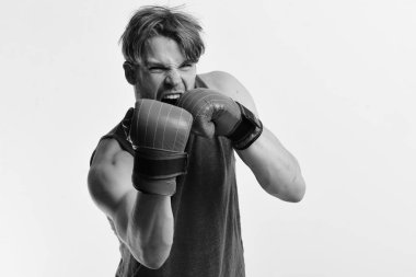 Boksör hits yapar ve eğitim olarak yumruklar. Şampiyonluk ve eğitim kavramı. Kıl ve öfkeli yüzü olan adam