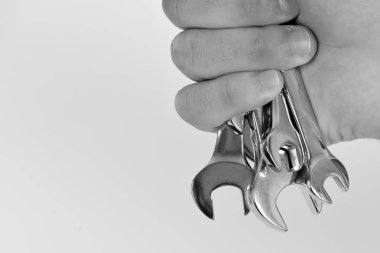 Somun anahtarı araç Repairer veya mekanik el tutar. İngiliz anahtarı araçları erkek elinde beyaz arka plan üzerinde ayarla