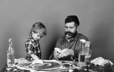 Sakal ve birlikte temizlik çocuk adam. Baba ve çocuk masasında köpükle kaplı.