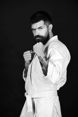 Taekwondo ana uygulamaları saldırı veya savunma duruş. Karate adam üniformalı emin yüz.