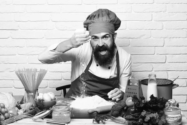 調理プロセスの概念。シェフは、生地を作る。小麦粉とひげを持つ男を果たしています。 — ストック写真