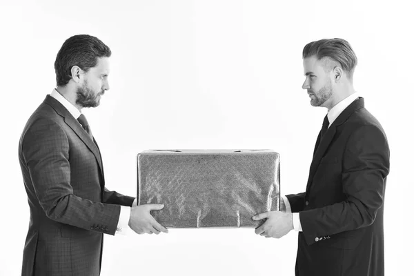 Concepto de competencia empresarial, rivalidad, impugnación o disputa. Dos hombres de negocios tiran de la guerra con caja . — Foto de Stock