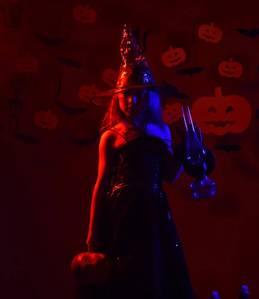 Kleine heks dragen zwarte hoed. Halloweenfeest en decoraties — Stockfoto