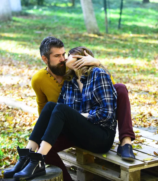 Verliefde paar besteedt tijd in het park. Herfst en liefde — Stockfoto