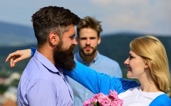 Gli amanti che si incontrano all'aperto flirtano relazioni sentimentali. Concetto di cuore spezzato. Coppia innamorata felice incontri, geloso uomo guardando donna preferisce un altro macho invece di lui. Coppia romantico incontri amanti flirtare — Foto Stock