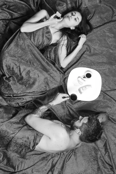 Sakallı adam yatakta TOPVIEW rüya gibi hanım ile romantik kahvaltı var. Erkek ve kadın ile kaplı yarı ceset kahve içmek — Stok fotoğraf