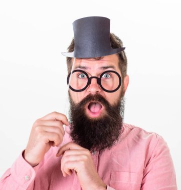 İşaretler senden daha zeki biri. Senden daha zeki görünmek için hileler vardır. Garantili Yolları zeki görünür. Hipster tutun karton silindir şapka ve gözlük daha akıllı beyaz arka plan bakmak için adam sakallı