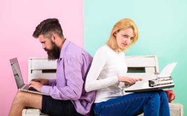 Teknolojik ilerleme faydaları. Teknik ilerleme. Modern teknoloji kullanarak verimliliğinizi artırın. Avantajı teknoloji geliştirme al. Kadın eski retro daktilo ve adam modern dizüstü bilgisayar