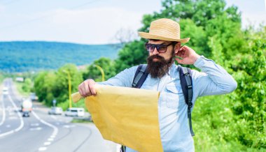 Yerel harita seç. Turist backpacker Road seyahat hedef seçme harita bakar. Bütün dünyada. Büyük parça kağıt harita bulmak. İzin yeterince tanımak bir yere yürüyüş için Ayrıntılar kaybol