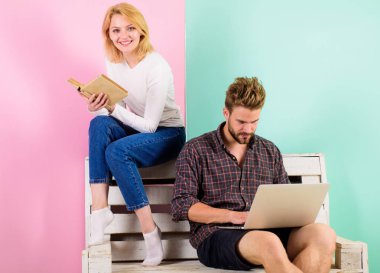 Gençlik giriş sınavına hazırlık boş zaman harcamak. Çift olan öğrenciler kitap ve dizüstü eğitim. Erkek ve kadın farklı öğrenme yaklaşımı kullanın. Çağdaş eğitim yaklaşım dijital yerine modası geçmiş