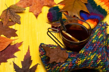 Çay bardağı ile narenciye yapım sonbahar oluşturma