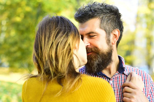 Uomo e donna con volti felici su sfondo alberi di autunno. — Foto Stock