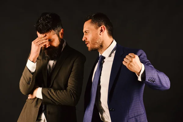 Los hombres con barba discuten sobre el fondo marrón. Machos en trajes clásicos tienen argumento de negocios — Foto de Stock