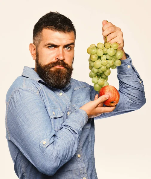 Weinbau und Gartenbaukonzept. Bauer zeigt seine Ernte. Winzer mit ernstem Gesicht — Stockfoto