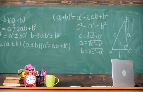 Atributos de los profesores. Mesa con libros de despertador de útiles escolares y fondo de pizarra de aula taza. Condiciones de trabajo que deben tener en cuenta los futuros profesores. Trabajo de profesores tradicionales — Foto de Stock