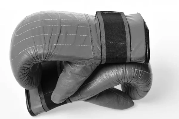 Luvas de boxe na cor vermelha isoladas no fundo branco. Concepção de combate e luta. Par de luvas de boxe — Fotografia de Stock