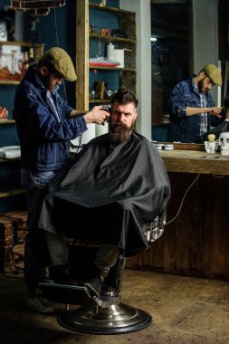 Hipster istemci Başlarken saç kesimi. Clipper kırpma kıllı istemci Tapınağı berber. Kuaför saç kesme makinesi ile saç modeli sakallı adam berber arka plan için çalışır. Hipster yaşam tarzı kavramı