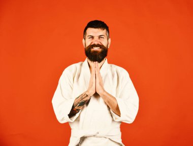 Eğitim ve mücadele kavramı. Karate adam üniformalı mutlu güler yüz ile.