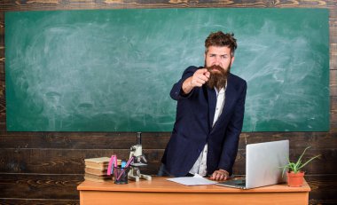 Öğrenci veya öğrenci için söz. Öğretmen sakallı adam ilginç hikaye anlatayım. Öğretmen karizmatik hipster tablo sınıf kara tahta arka plan dur. Öğretmen ilginç muhatap en iyi arkadaşım
